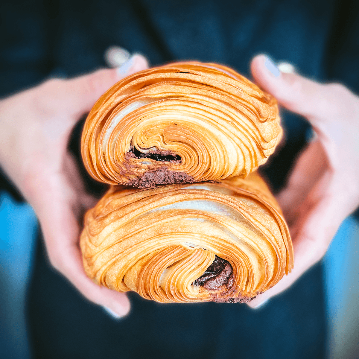 Pain au chocolat recién horneado